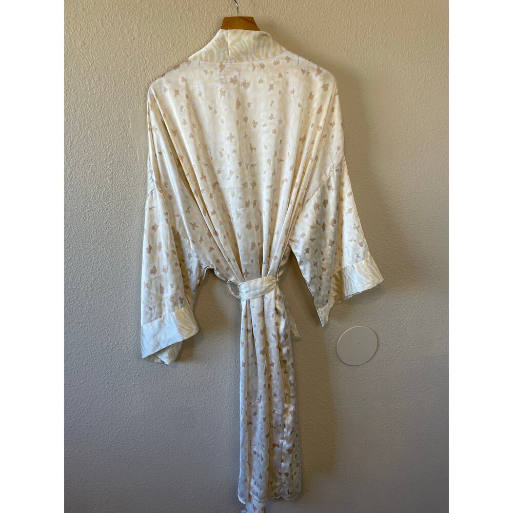 Show Me Your Mumu Harlow Silkey Robe Animal Print Cheetah Zebra Cream & Tan O/S - Picture 4 of 16